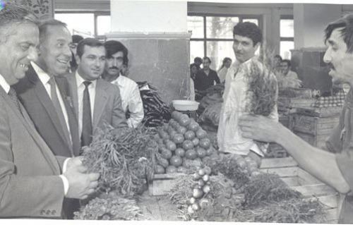 Heydər Əliyev Bakı bazarlarından birində, 1980-ci illər
