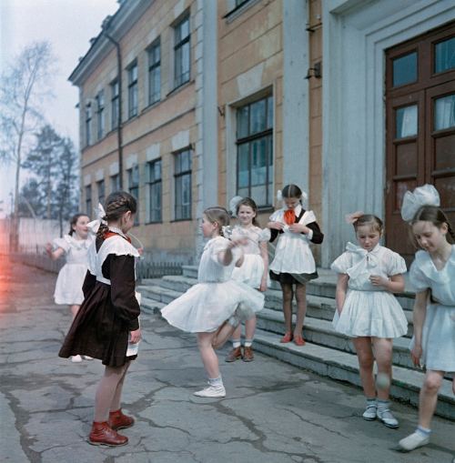 Sovet məktəbli qızları, 1950-ci illər