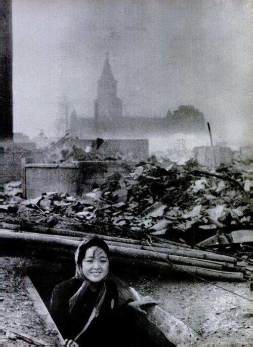 Naqasakinin nüvə bombalanmasından sağ çıxan qadın, 1945-ci il
