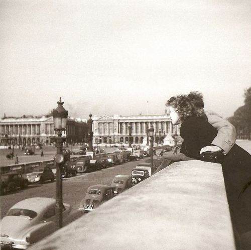 Paris mərkəzində aşiqlər, Fransa, 1952-ci il