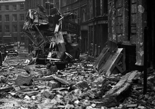 Bombardmandan sonra avtobus, London, 1940-cı il