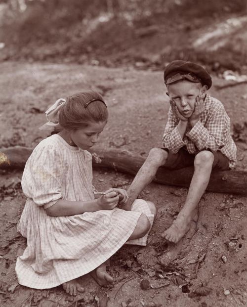 Böyük bacı qardaşının ayağından tikanı çıxarır, 1910-cu il