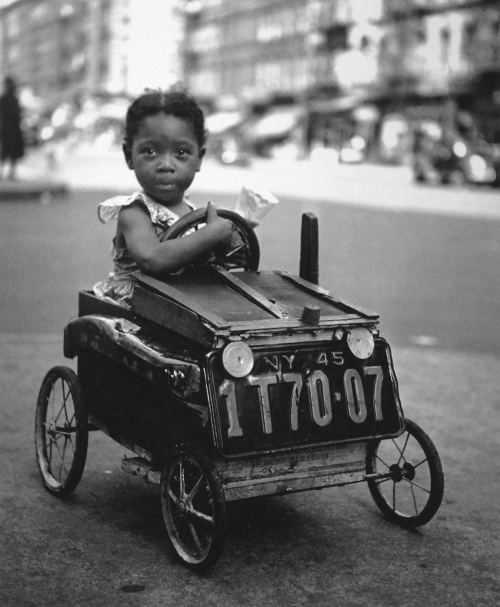 Kiçik qız maşını ilə, Nyu-York, 1947-ci il