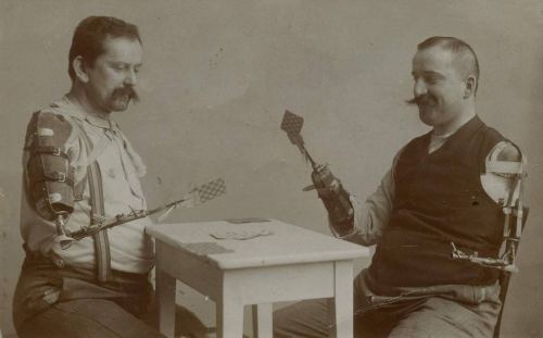 Birinci Dünya müharibəsi veteranları protez qolları ilə kart oynayırlar. ABŞ, 1920-ci illər