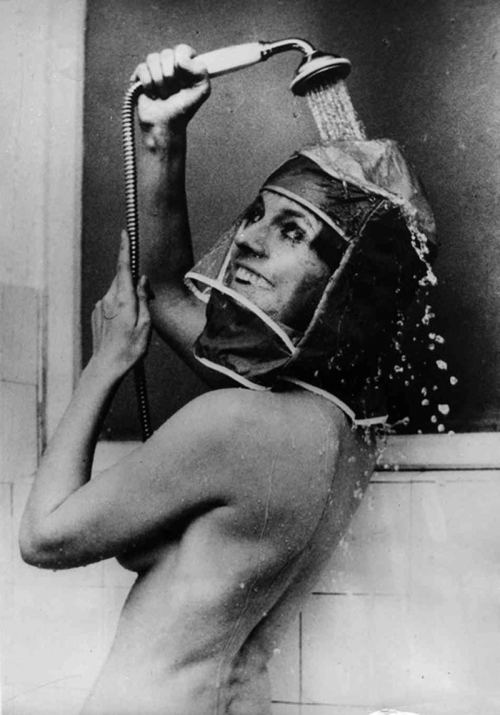Duş zamanı makiyaj və saç düzümünün pozulmaması üçün başlıq, 1970-ci il
