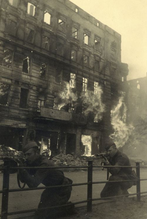 Berlin küçələrində sovet əsgərləri, 1945-ci ilin mayı
