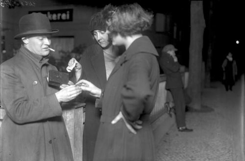 Kokain alan iki qadın, Almaniya, 1929-cu il
