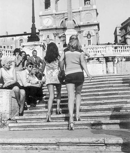 Mini ətəkdə turistlər. Roma, 1960-cı il