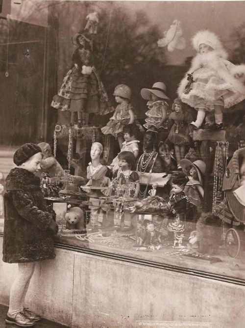 Oyuncaq mağazası, 1920-ci il