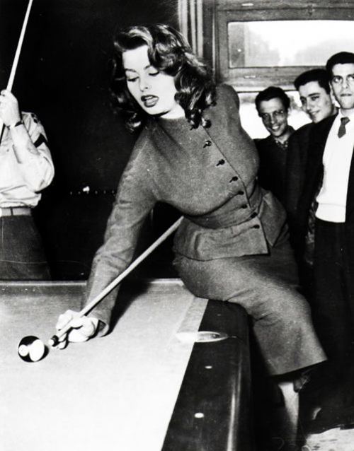 Sofi Loren bilyard oynayır, 1950-ci illər