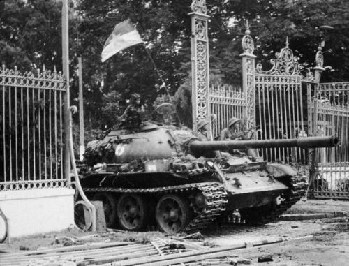 Tank prezident sarayının ərazisinə girir. Cənubi Vyetnam, Sayqon, 30 aprel 1975-ci il