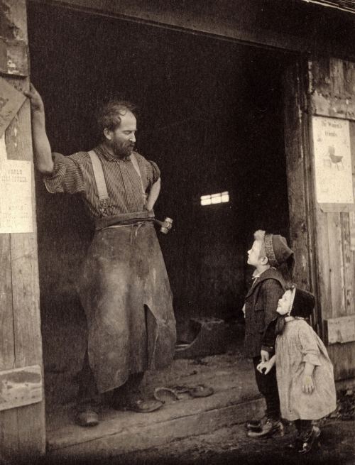 Uşaqlar və dəmirçi. ABŞ, 1900-cü il