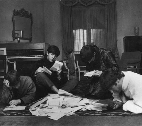 The Beatles qrupu pərəstişkarlardan gələn məktubları oxuyur və cavab verirlər. 1964-cü il