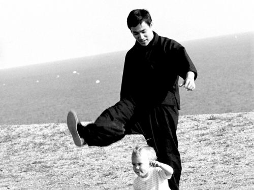 Brüs Li oğlu Brendonla birlikdə, 1960-cı illər