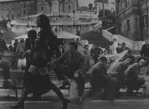 Kişilər yoldan keçən qızın dalınca baxırlar. Roma, 1973-cü il