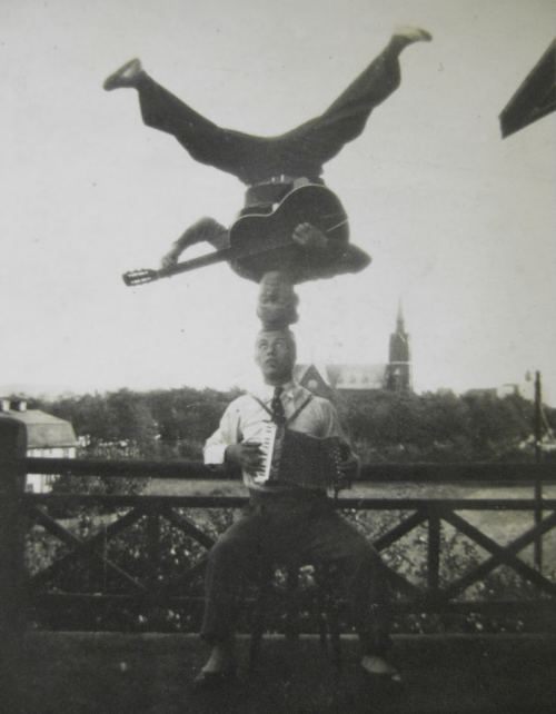 Akrobat musiqiçilər, 1926-cı il