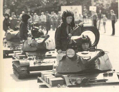 Pioner tank briqadasının paradı. Almaniya Demokratik Respublikası, 1979-cu il