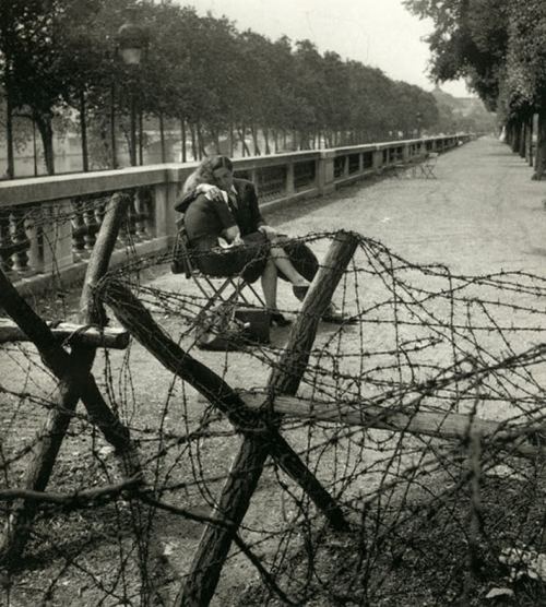 Tyuilri bağında aşiqlər, Paris. Yay, 1944-cü il