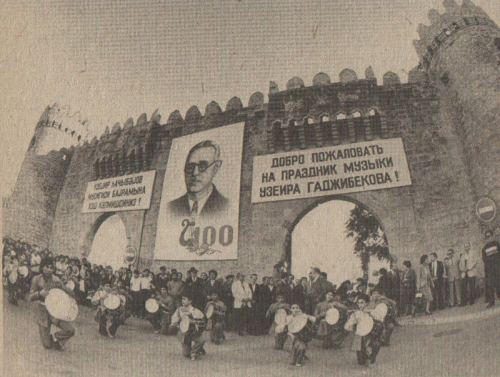 Gənclər meydanı. Üzeyir Hacıbəyovun 100 illiyinin bayram edilməsi. Bakı, 1985-ci il