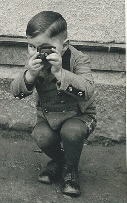 Beş yaşlı alman oğlan fotoaparatı ilə. Bavariya, 1910-cu il