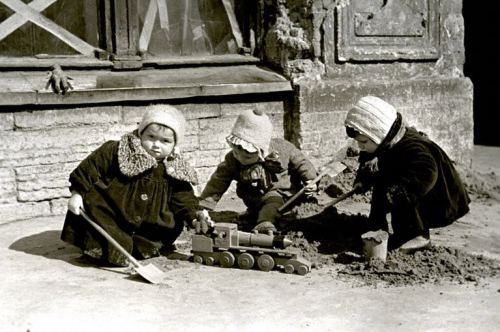 Uşaqlar küçədə oynayırlar. Leninqrad, 1942-ci il