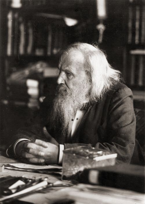 Dmitri Mendeleyev Sankt-Peterburqdakı kabinetində, 1897-ci il