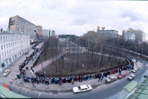 Rusiyada ilk açılmış McDonalds'da 30000 insandan ibarət növbə. 31 yanvar 1990-cı il