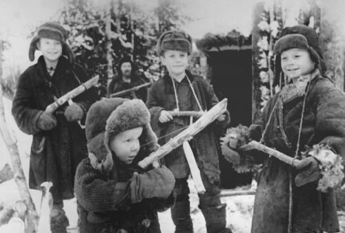 Belarusiyalı uşaqlar döyüş oyunu oynayırlar. 1943-cü il