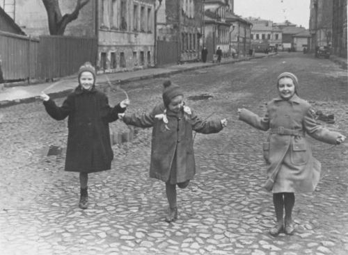 Qızlar ip üzərində tullanırlar. Moskva, 1954-cü il