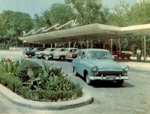 Şəhər mərkəzində yerləşən avtomobil dayanacağı. Bakı, 1950-1960-cı illər
