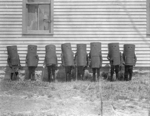 Çəllək geyimində uşaqlar qrupu. ABŞ, 1907-ci il