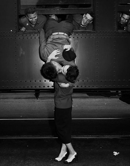 Əsgər vidalaşarkən qızı öpmək üçün qatardan boylanır. Kaliforniya, 1950-ci il