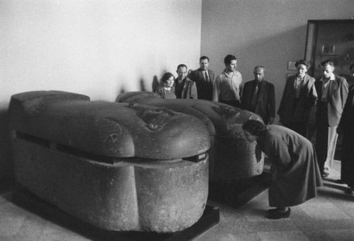 Qədim Misir zalında sarkofaqlar. Ermitaj. Leninqrad. 1951-ci il