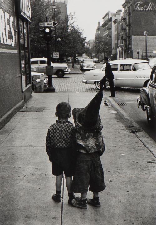 Uşaqlar şəhəri gəzirlər. Nyu-York, 1955-ci il