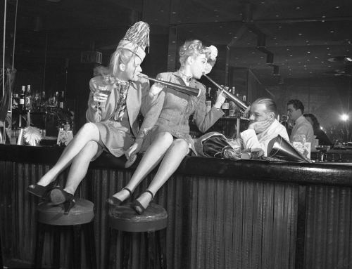 Yeni il gecəsi barmeni şənləndirməyə çalışan iki qız, 1946-cı il