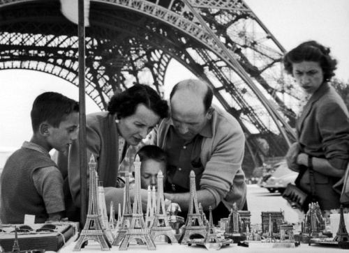 Turistlər Parisdə. Fransa, 1952-ci il