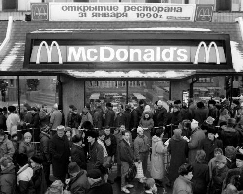 Moskvada ilk McDonalds'ın açılışı. SSRİ, 1990-cı il