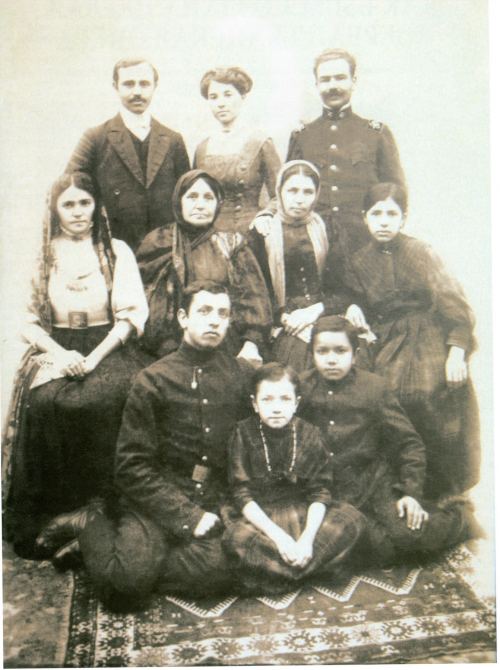 Üzeyir Hacıbəyov ailə üzvləri ilə birlikdə. Üzeyir sol tərəfdə ən arxada. Şuşa, 1915-ci il