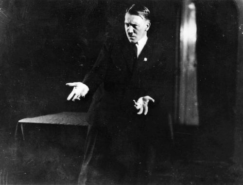 Adolf Hitler aynanın qarşısında çıxış üçün məşq edərkən, 1925-ci il