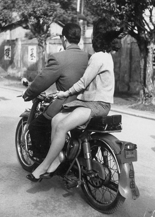 Motosikletdə cütlük, Çin, 1959-cu il