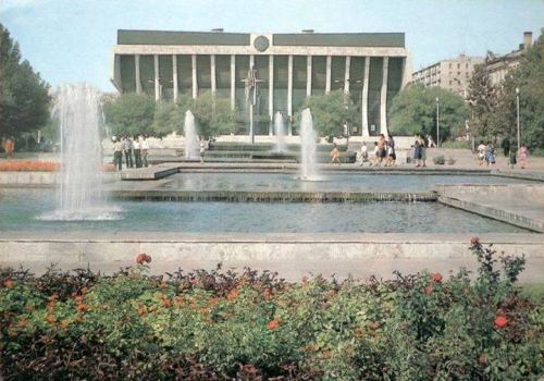 Vladimir Lenin adına saray (indiki Heydər Əliyev sarayı), Bakı. 1984-cü il