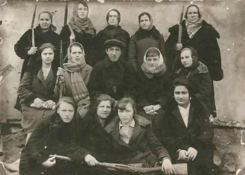 Qızıl Ordu əsgərlərinə müqavimət göstərən azərbaycanlı qadınlar, 1920-ci il
