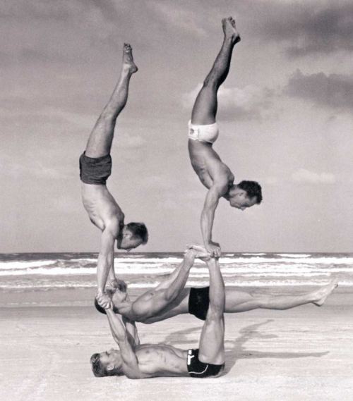 Şəhər çimərliyində gimnastlar, Çikaqo. 1950-ci il