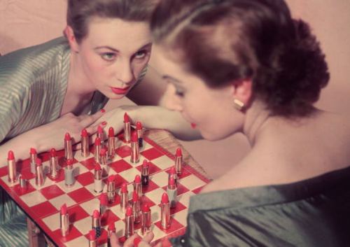 Dodaq boyası ilə şahmat oyunu, 1955-ci il