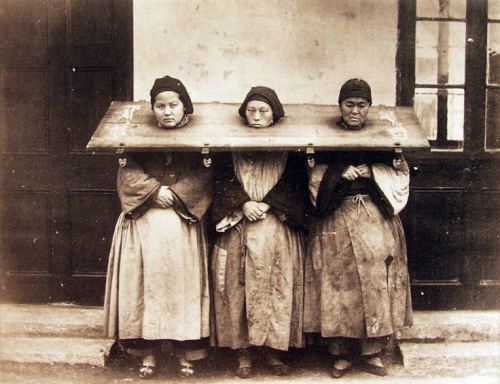 Cadugərlikdə ittiham edilmiş üç qadın. Çin, 1922-ci il
