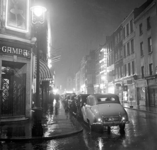 Londonda yağışlı gecə, 1956-cı il