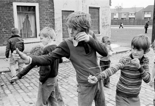 Uşaqlar quşatanları ilə, Şimali İrlandiya, 1978-ci il