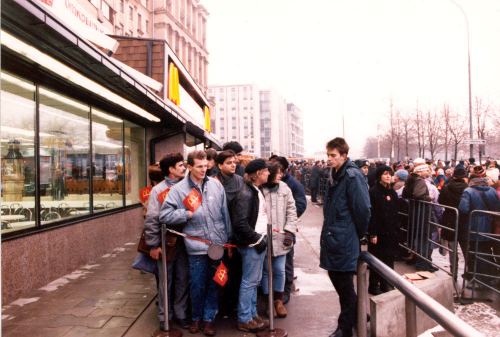 İlk McDonalds'ın açılışında. Moskva, SSRİ, 31 yanvar 1990-cı il