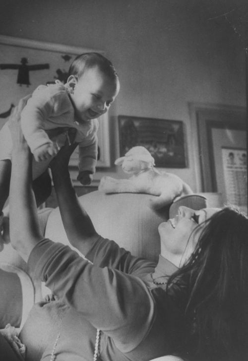 Sofi Loren oğlu ilə birlikdə, 1969-cu il