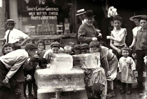 Nyu-Yorkda isti havada buz bloklarını yalayan uşaqlar, 1912-ci il